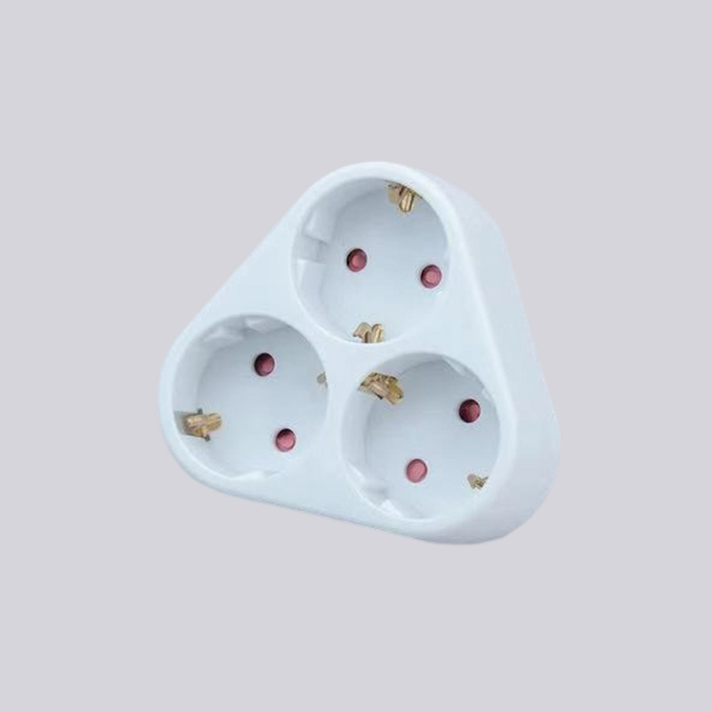 Adaptador triangular de tres enchufes redondos tipo alemán G01-03A